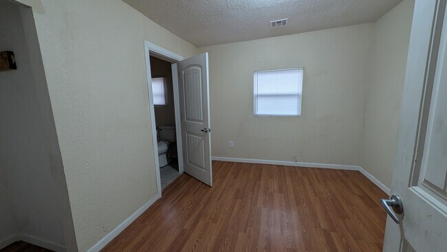 Foto del edificio - 902 N McKinley Ave