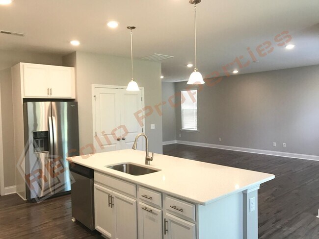 Foto del edificio - Grand 5 Bedroom 3 Baths House w/1st FL gue...