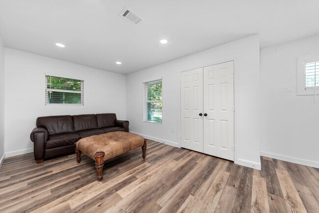 Building Photo - 1610 Antoine Dr