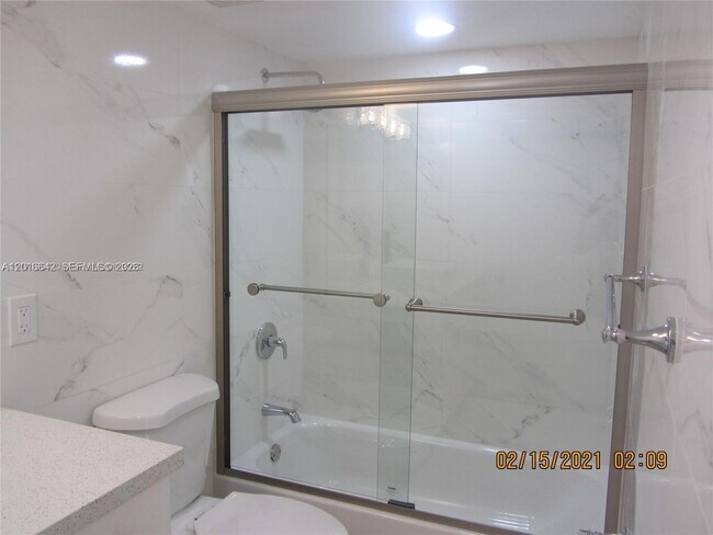 Foto del edificio - 8343 Lake Dr