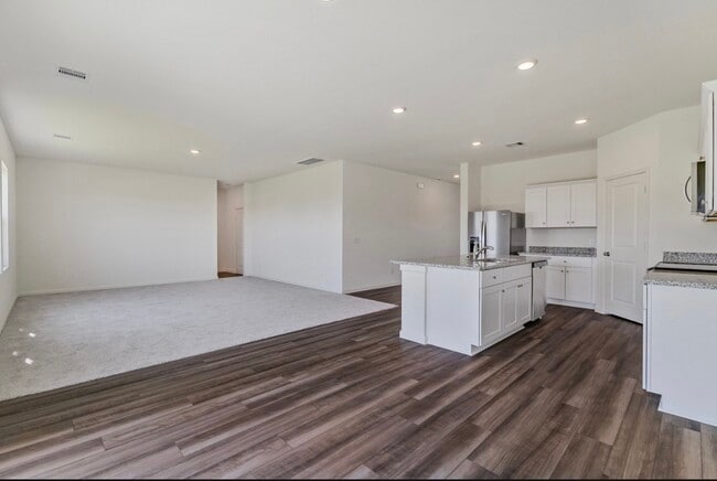 Building Photo - 27235 Blue Pool Dr