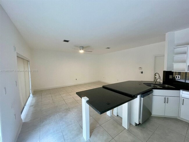 Foto del edificio - 5871 NW 112th Ct