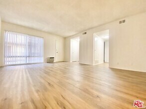 Building Photo - 1140 N Clark St