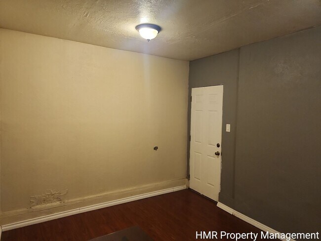 Building Photo - MOVE IN SPECIAL - Charming Single-Story Home