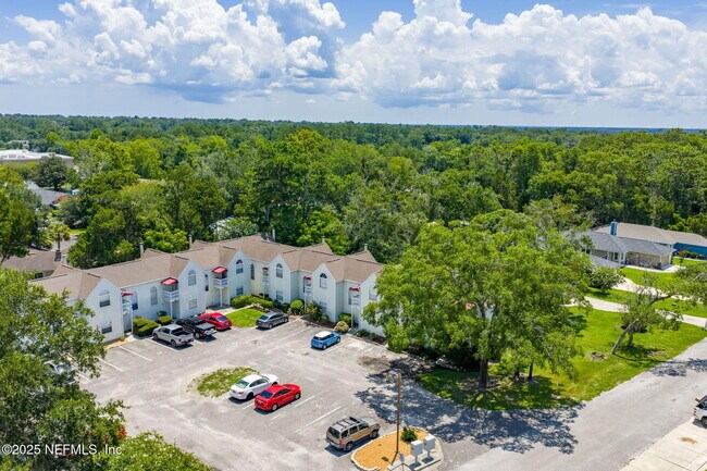 Building Photo - 2300 Twelve Oaks Dr