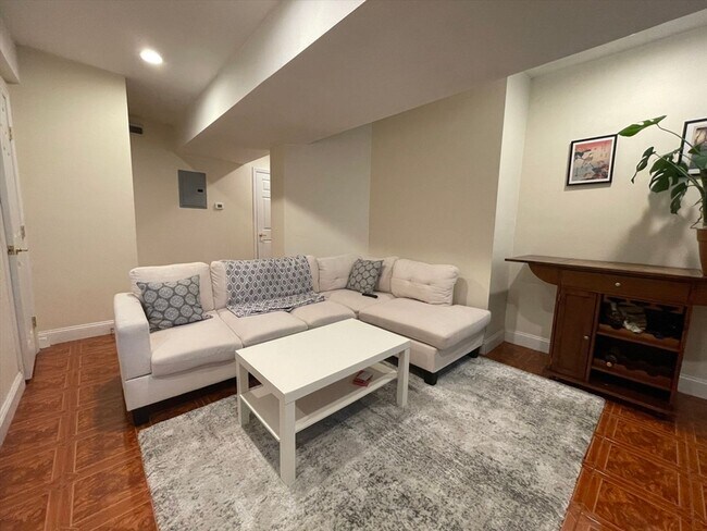 Building Photo - Brookline 4bed / 2bath no broker fee - $5500