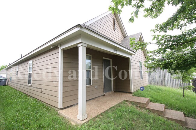 Foto del edificio - 1322 Larkin Ave