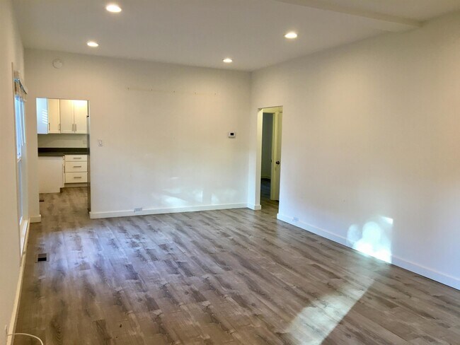 Building Photo - 853 Channing Ave