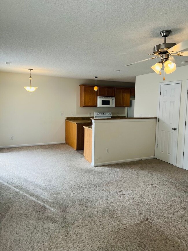 Building Photo - Charming Townhome, Prime Location, Cozy Living