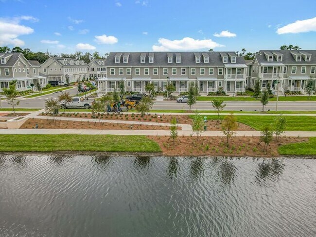 Foto del edificio - New Luxury Townhome in Celebration with All porcelain tiled floors. Island Village new construction