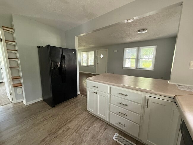 Building Photo - 1511 E Edwards Ave