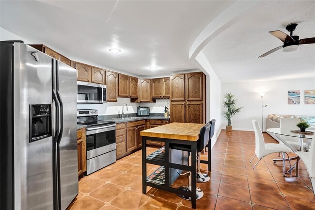 Building Photo - 1000 Parkview Dr