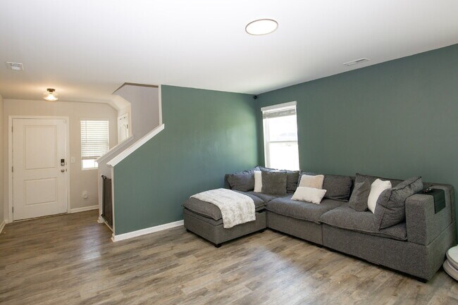 Foto del edificio - "Charming 3-Bed Oasis with 2.5 Baths on Century Lane, Cameron – Spacious 1744 sq. ft. Retreat!"