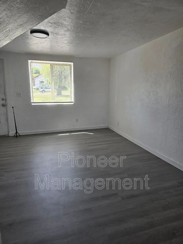 Building Photo - 452 Alder St