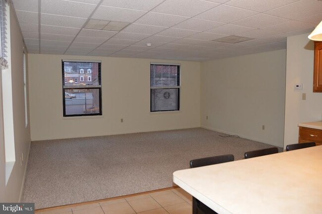 Building Photo - 300 N Centre St