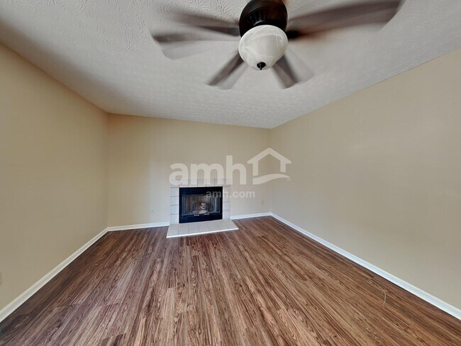 Foto del edificio - 8612 Oak Creek Dr