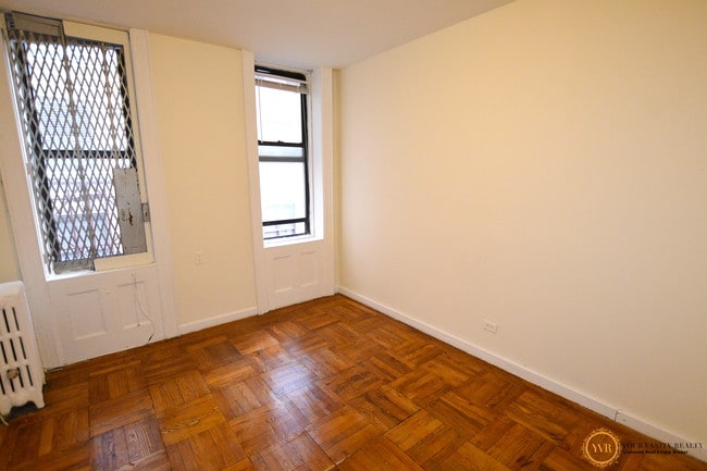 Building Photo - 305 E 21st St