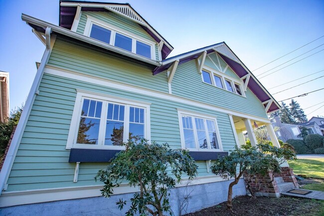 Building Photo - Gorgeous Vintage Home in Downtown Langley with Detached Guest Studio!!