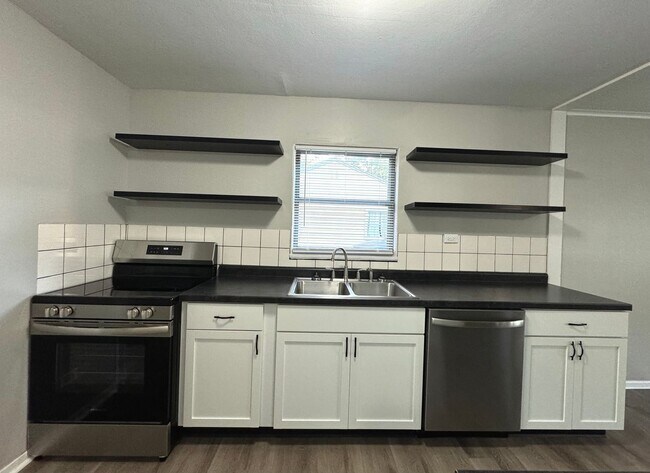 Foto del edificio - DEPOSIT MOVES YOU IN! No rent due until Se...