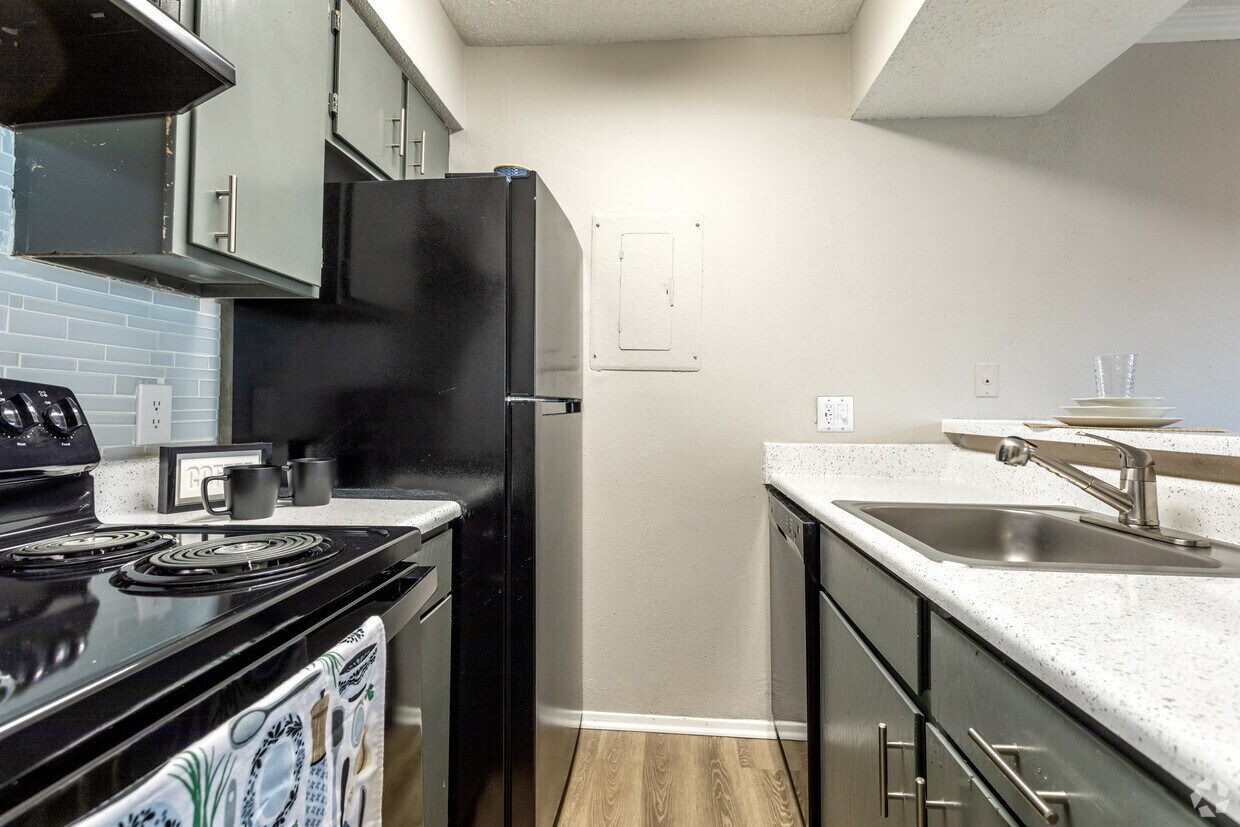Cocina y sala de estar de concepto abierto: perfectas para el entretenimiento y la comodidad diaria - Fountains of Jupiter Apartments