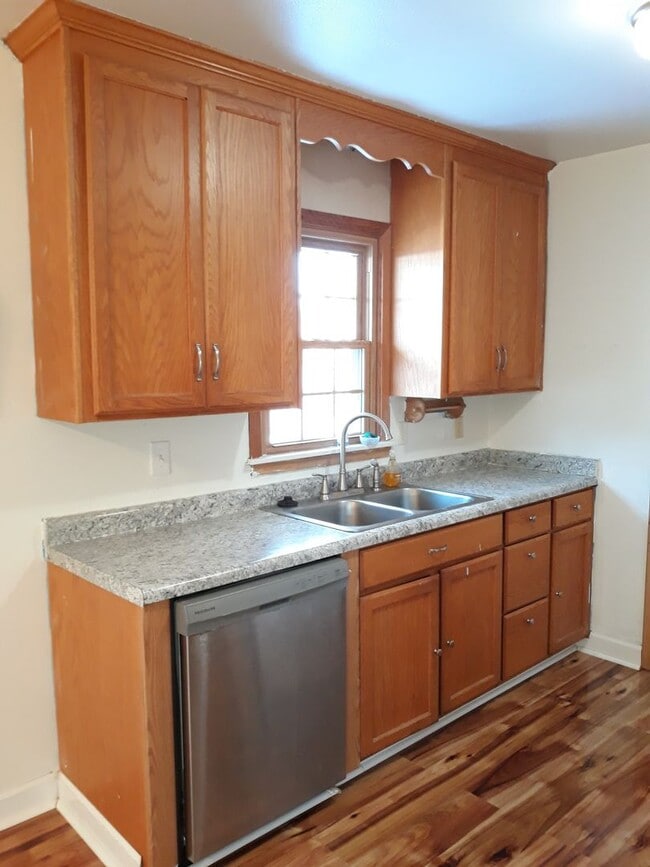 Building Photo - One level living *4Bed*2Bath Single Family Home. Available May 1!