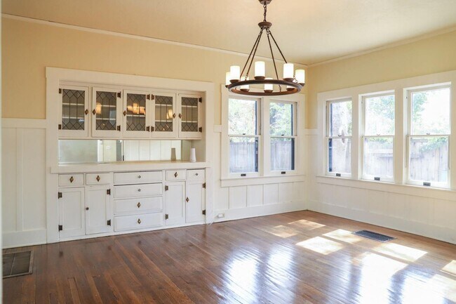 Building Photo - 4 br, 3 bath House - 1016 N College Ave
