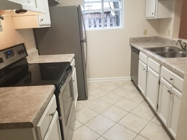 Updated Kitchen with stainless appliances - 407 Richview Park Cir E