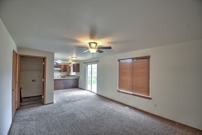 Building Photo - Fantastic 4 bedroom home in excellent loca...