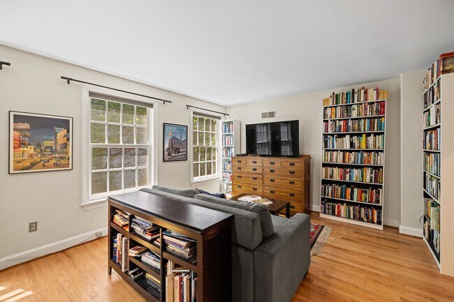 Foto del edificio - Foggy Bottom Home | 3 Bed | 2.5 Bath | 2,050 Sf | Large Private Patio
