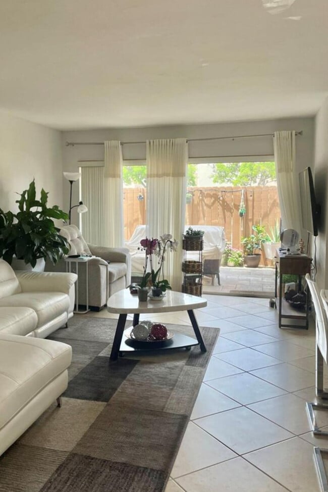 Building Photo - Doral Gardens 4240