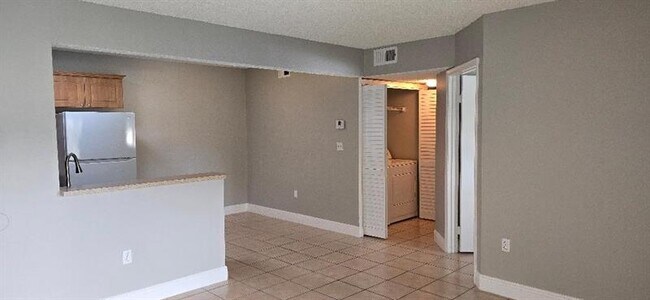 Building Photo - 301 Palm Way