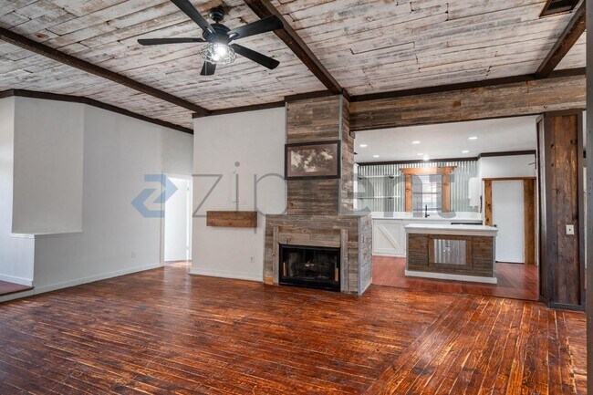 Building Photo - Unit