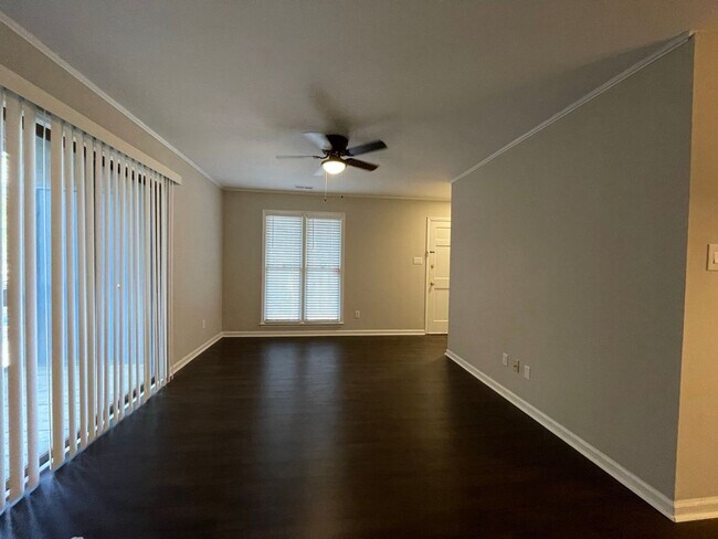 Building Photo - Cozy Gorgeous Apartment!