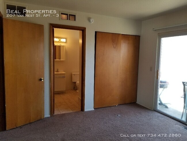 Building Photo - 207 Van Nest St