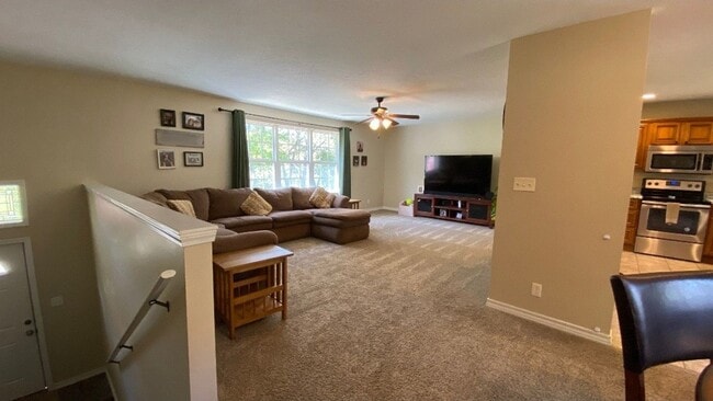 Building Photo - Gorgeous 3 Bedroom, 2 Bathroom Split Level...