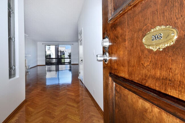 formal entry solid Oak floors - 11560 Moorpark St