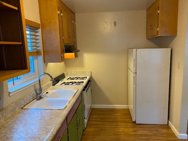 Kitchen - 4831 Clarke St