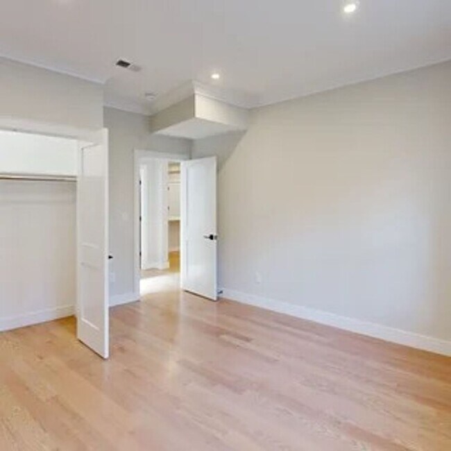 Building Photo - No Broker Fee! Allston 4 Bed Available 6/1