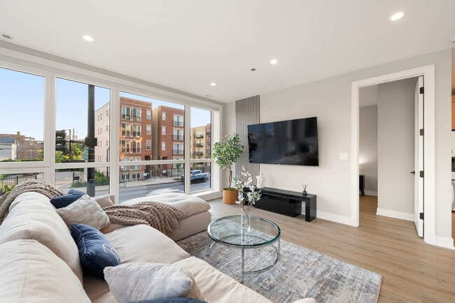 Building Photo - 2344 W Polk St