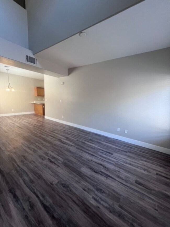 Foto del edificio - Three bedroom townhouse with 2 car garage