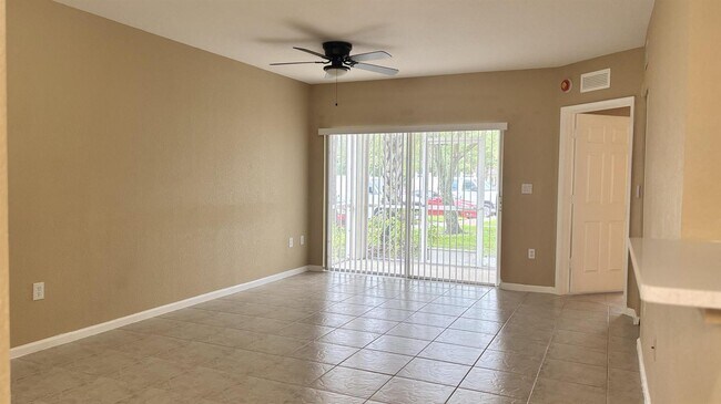 Foto del edificio - 1103 Golden Lakes Blvd