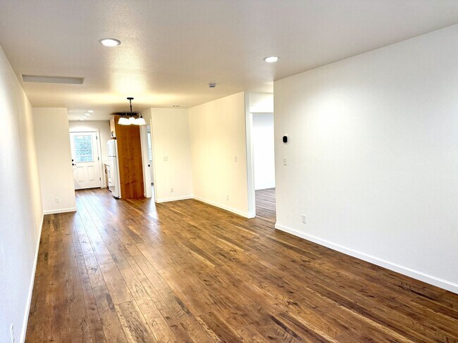 Foto del edificio - Brand new 3 bedroom 2 bath Sutherlin duplex