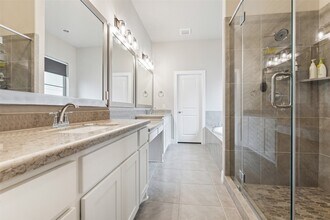 Building Photo - 12025 Royal Oaks Run Dr