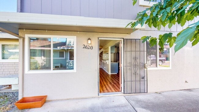 Building Photo - 2 story 2 bedroom 1 bath condo with covere...