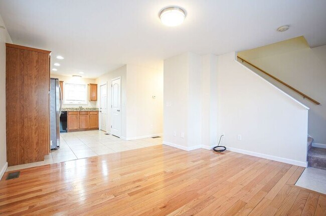 Building Photo - 461 Springfield St