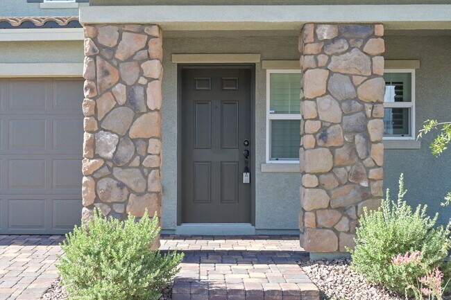 Foto del edificio - Mountains Edge!! Gated!!  4 bedrooms!! Primary Bedroom and bath down Stairs!! 2 Primary bedrooms!...