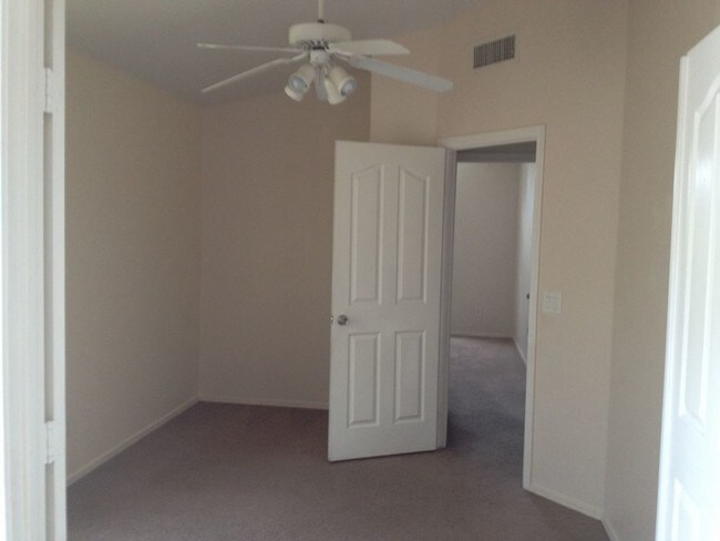 Foto del edificio - 12641 W Windsor Ave