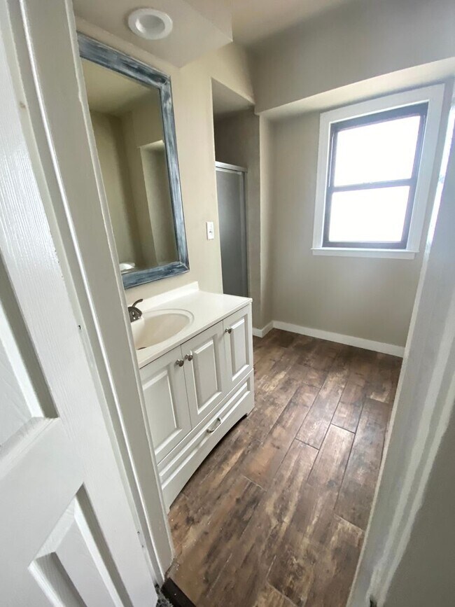 Building Photo - Updated 2 bedroom 1 bath home - located on...