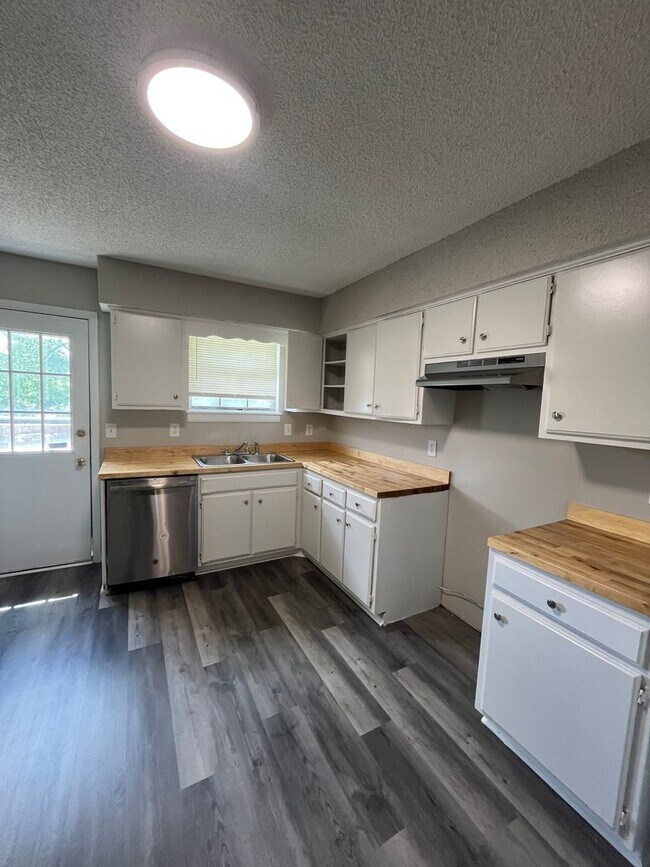 Foto del edificio - 2 Bedroom/ 1 Bathroom Duplex in Hermitage