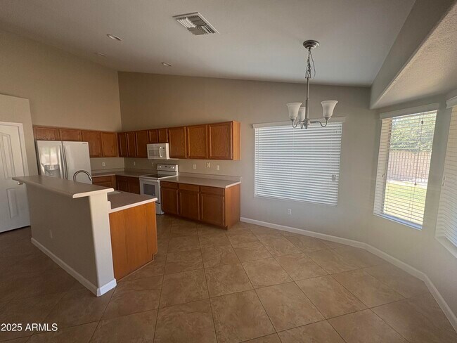 Building Photo - 918 S San Joaquin Ct